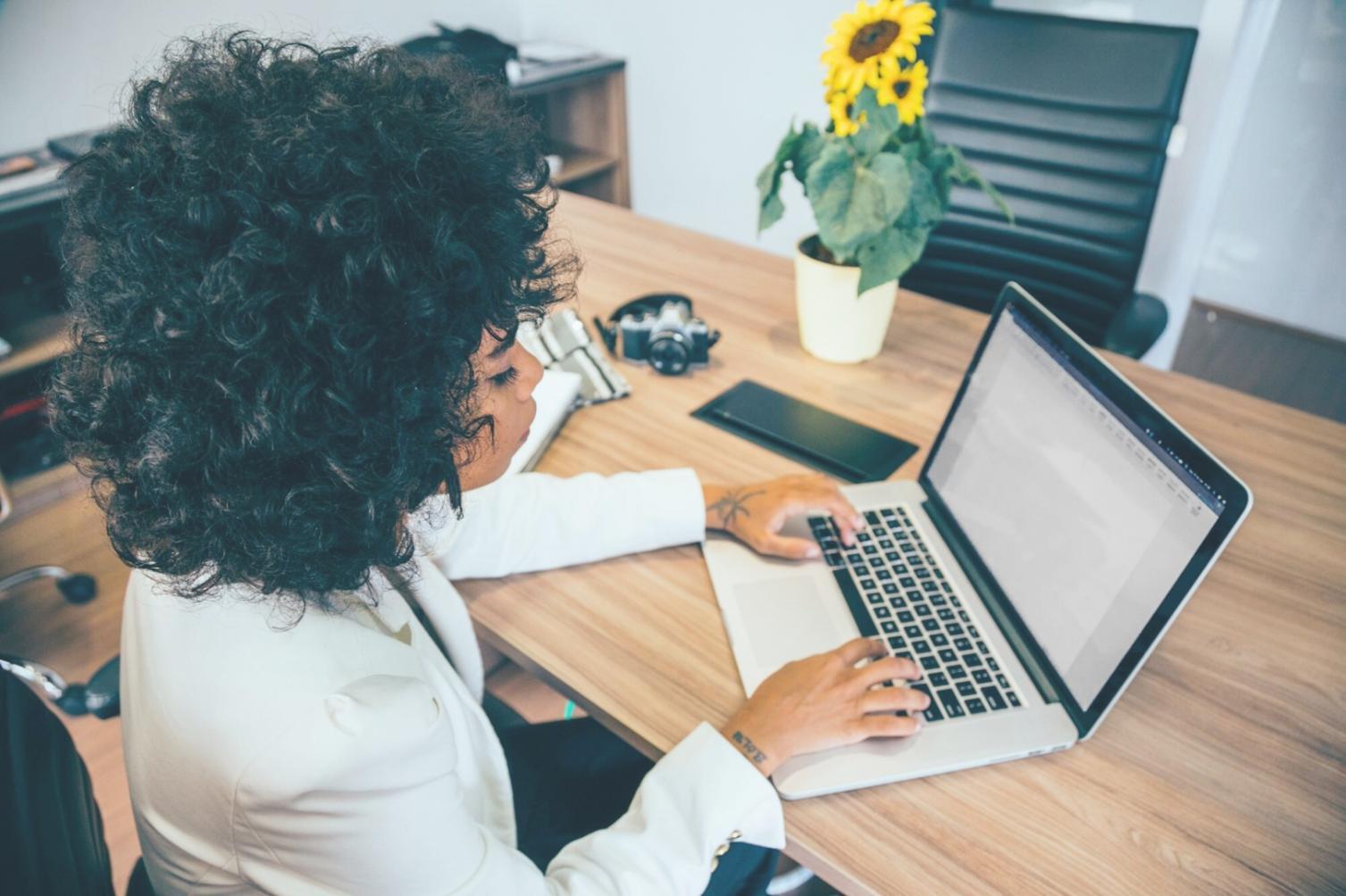 Bureau moderne avec analyses financières