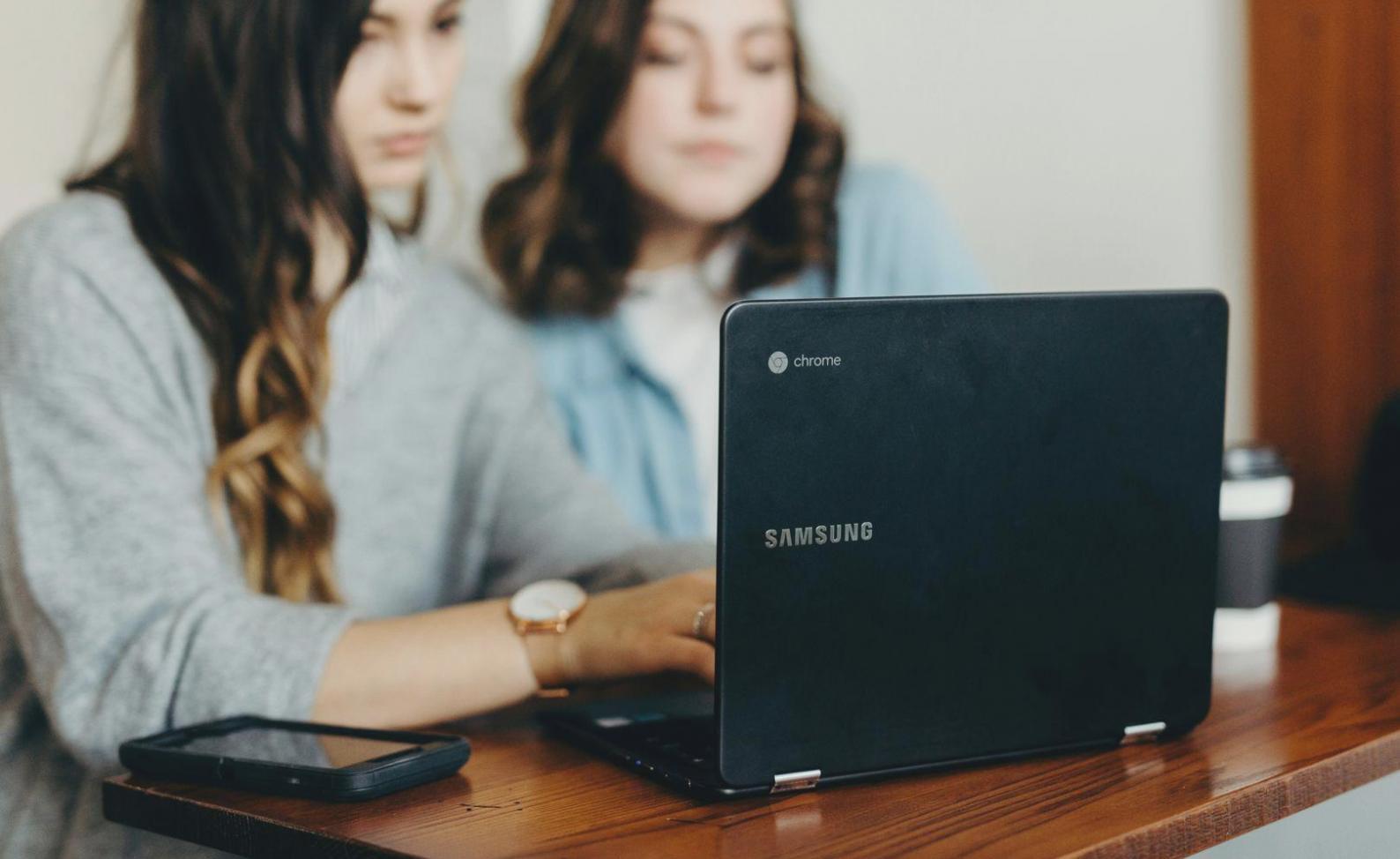 Session de formation en modélisation financière avec écrans et participants